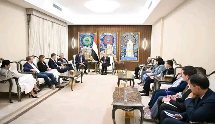 الرئيس يُطلع وفداً أوروبيًا رفيعًا على التطورات الأخيرة في اليمن ويتحدث عن السلام الذي تريده الدولة