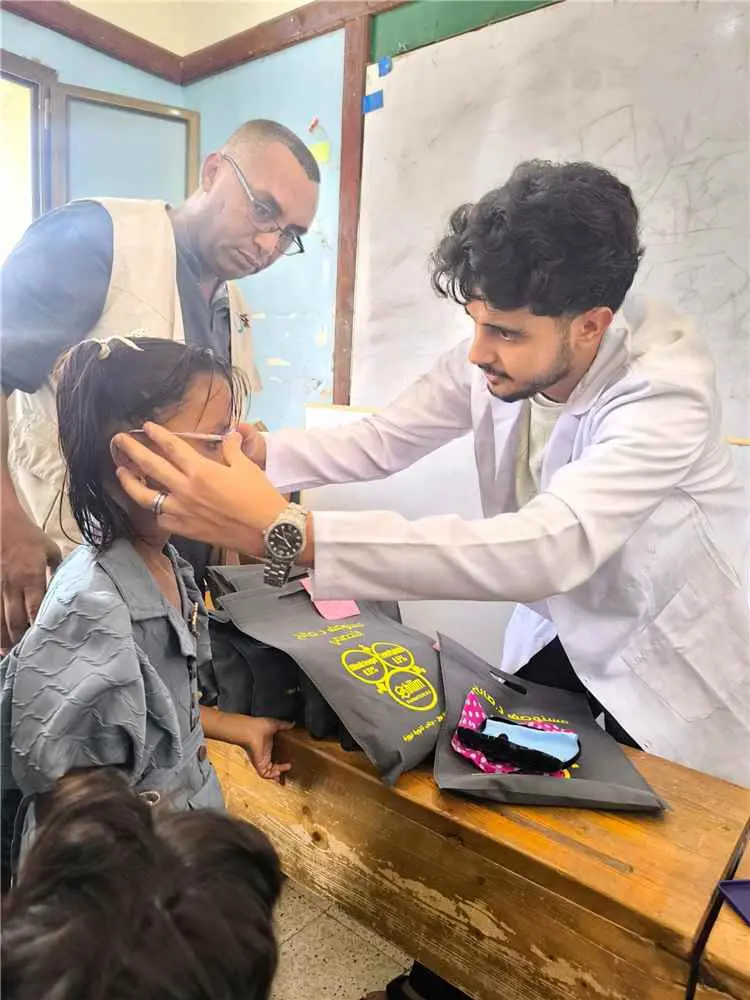 تدشين صرف النظارات لطلاب ردفان ضمن مشروع المسح الط...