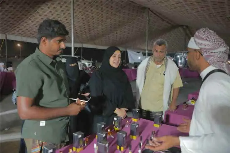 وكيل محافظة حضرموت لقطاع المرأة تتفقد بازار الأسر...