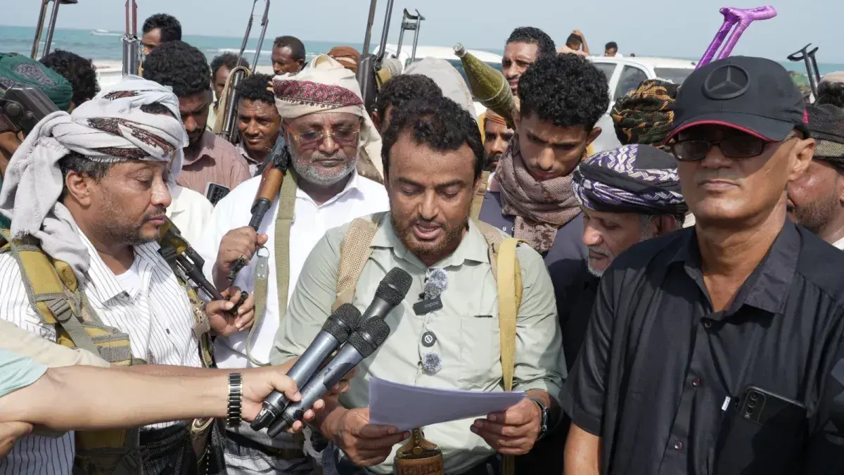 الخوخة: وقفة قبلية تعلن الجاهزية لإسناد الجيش وتطالب بتحرير صنعاء