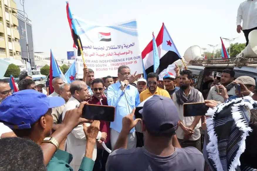 الاتحاد العام لنقابات عمال الجنوب ينظم وقفة احتجاجية للمطالبة بتحسين الخدمات وصرف الرواتب