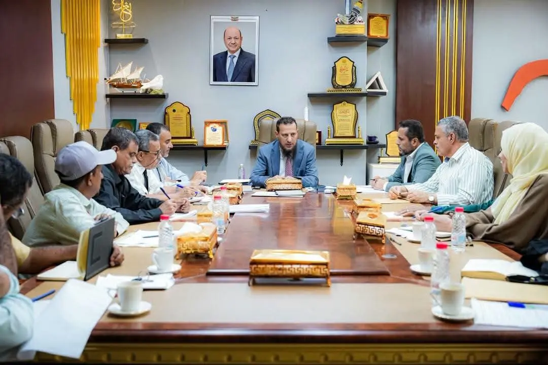 محافظ العاصمة عدن يترأس اجتماع الوحدة التنفيذية ال...
