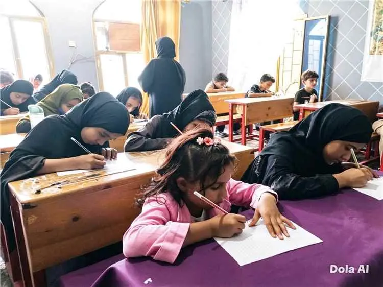 مؤسسة رؤية عدن للتنمية تختتم دورة الحروف الإنجليزي...