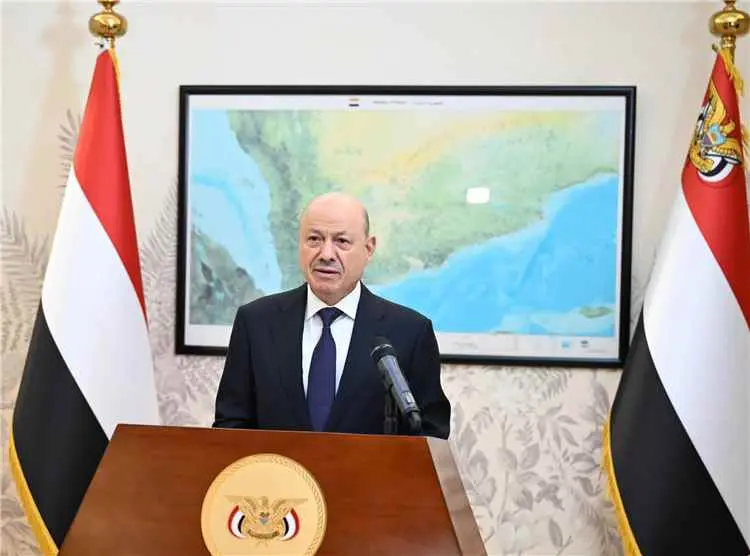 رئيس مجلس القيادة يدعو إلى التحام وطني شامل بمعركة...