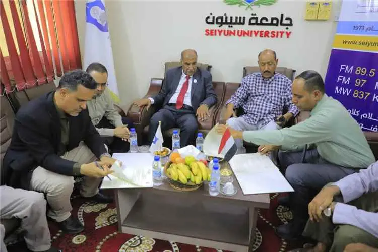 جامعة سيئون وإذاعة سيئون توقعان اتفاقية شراكة استر...