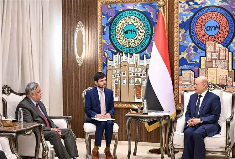 رئيس مجلس القيادة: أمن البحر الأحمر مسؤولية يمنية...
