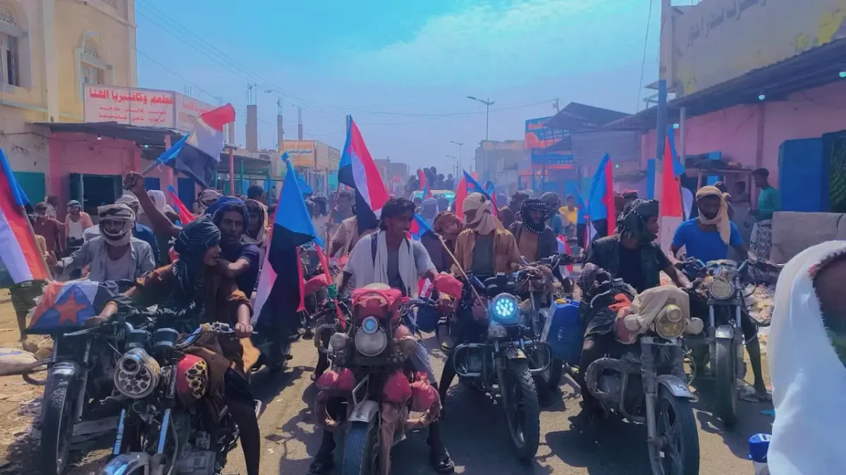 مسيرة حاشدة بالدراجات النارية في أحور رفضاً للوصاي...