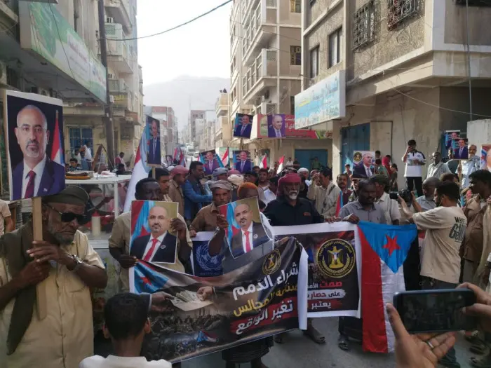 مسيرة سلمية في المكلا تنديدا بالوصاية السعودية وال...