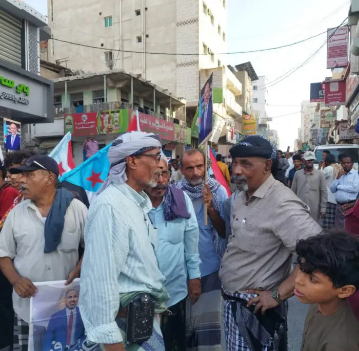 قوات مدعومة سعوديا تعترض مسيرة جماهيرية في المكلا