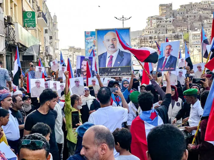مسيرة شعبية في عدن تجدد التفويض للرئيس الزُبيدي وت...