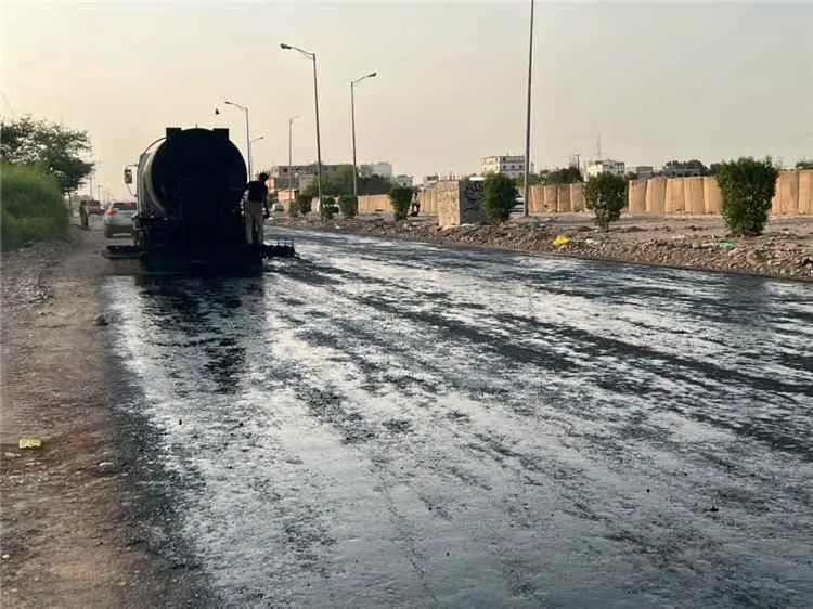 بدء رش مادة (MC) تمهيدًا لسفلتة طريق دار سعد – الح...