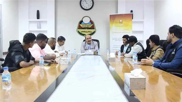 مدير تربية ساحل حضرموت يناقش مع منظمة "رحمة حول ال...