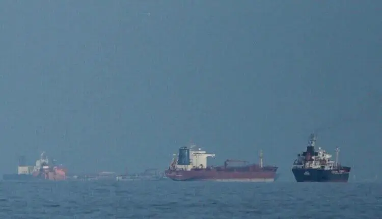 ناقلتان محملتان بالنفط السعودي تغيران مسارهما في البحر الأحمر