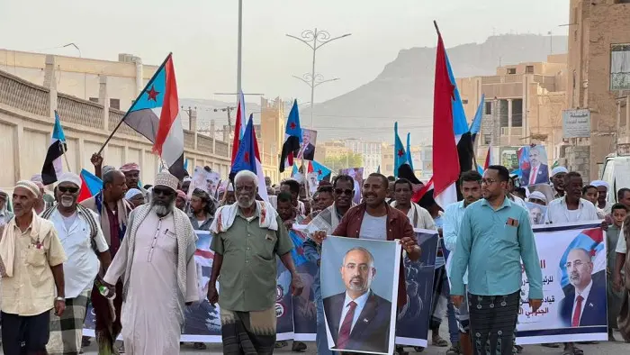مسيرة حاشدة في تريم تجدد التفويض للزُبيدي وترفض ال...