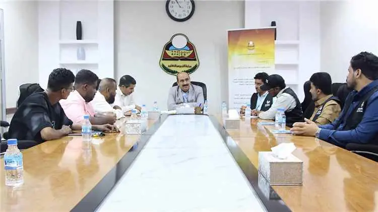 مدير تربية ساحل حضرموت يناقش مع منظمة “رحمة حول ال...