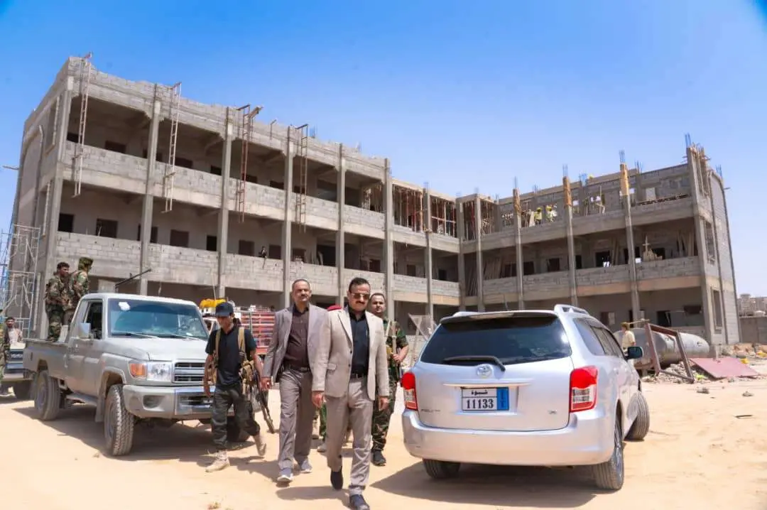 محافظ شبوة، يطلع على مستوى الانجاز في مشروع مدرسة الأوائل بعتق، ويؤكد أهمية استكمالها لاستقبال العام الدراسي الجديد