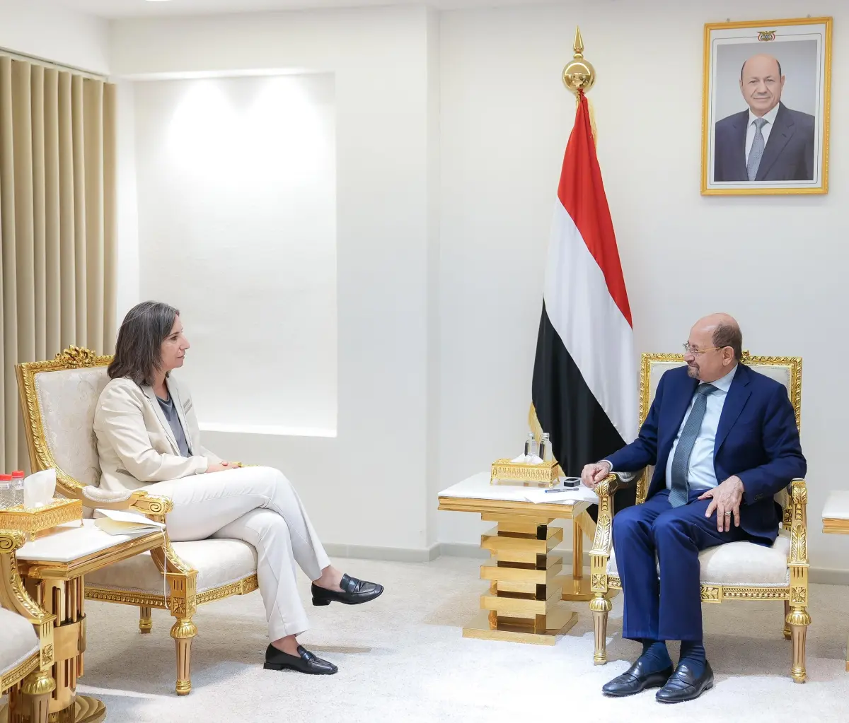 رئيس الوزراء يستقبل في عدن مديرة مكتب مجموعة البنك...
