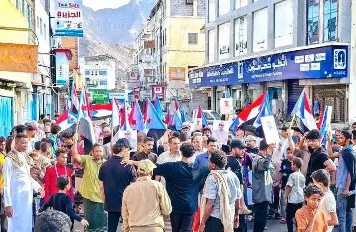 مسيرة شعبية حاشدة في صيرة تجدد التفويض للرئيس الزُ...