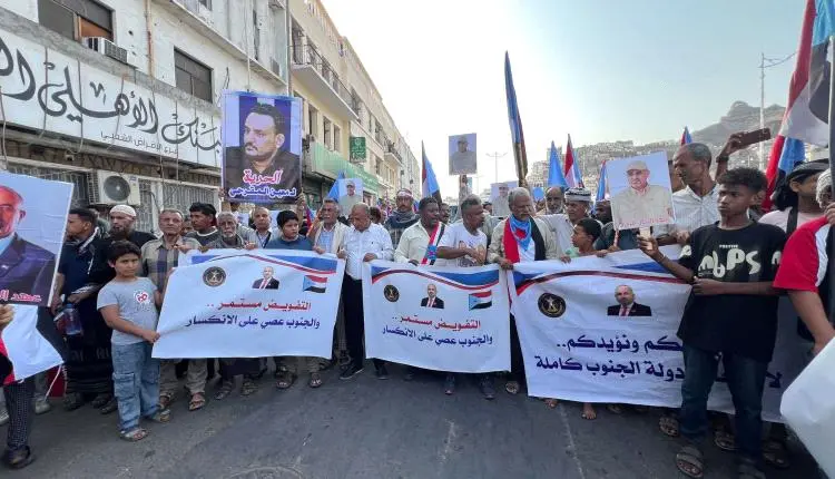 مسيرة جماهيرية حاشدة في صيرة تجدد التفويض للرئيس الزُبيدي وتؤكد استمرار التصعيد الشعبي