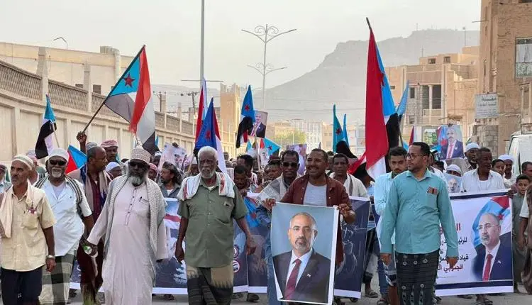 انتقالي تريم ينظم مسيرة جماهيرية حاشدة تجدد التفوي...