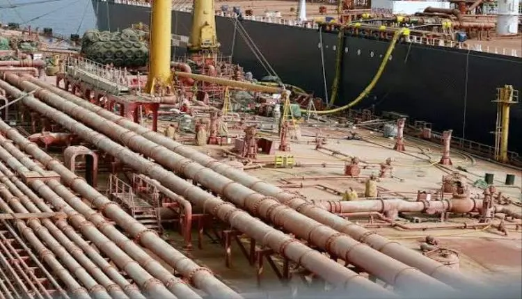 الحكومة تكشف أولى خطوات استئناف تصدير النفط.. زيادة الإنتاج 25% وعائدات الصادرات إلى البنك المركزي