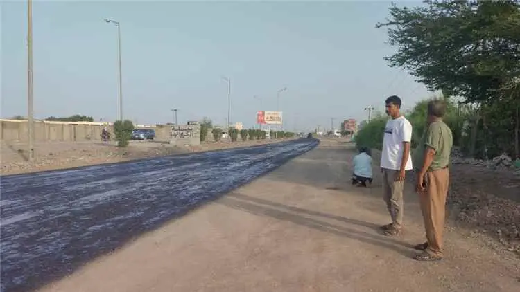 مؤسسة الطرق بلحج تبدأ رش مادة الـ MC بخط (الرباط -...