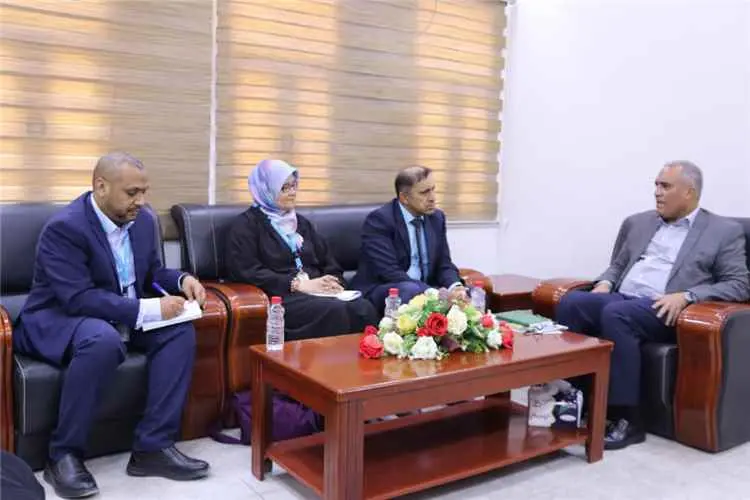 وزير التربية (العبادي) يؤكد على الشراكة الاستراتيج...