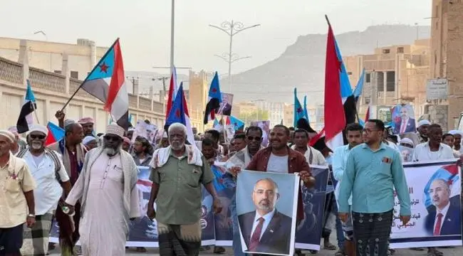 انتقالي تريم ينظم مسيرة جماهيرية حاشدة تجدد التفوي...