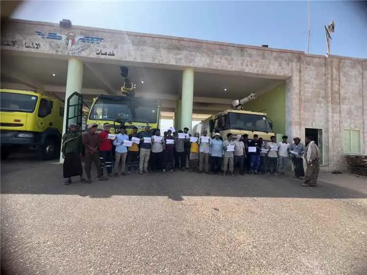 بعد وقفة احتجاجية.. موظفو مطار سقطرى يطالبون بإقال...