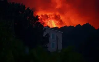 أجبرت المئات على ترك منازلهم.. حرائق تجتاح جنوب فر...