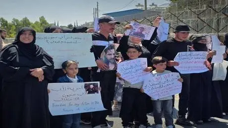 سوريا.. وقفة أمام مقر "الأندوف" للمطالبة بالإفراج...