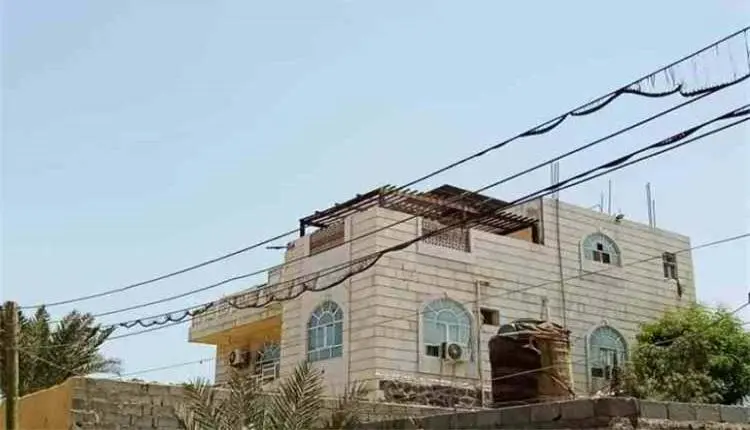 حرارة الصيف تذيب عوازل الكهرباء في عدن