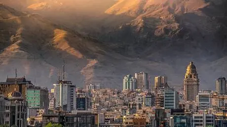 ترامب يهدد بتدمير محطة طاقة في طهران مقابل كل سفين...