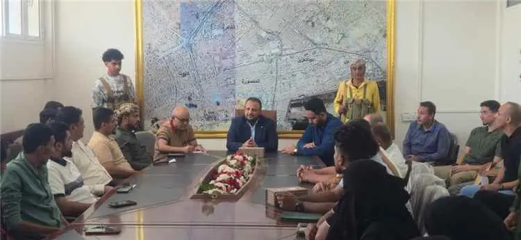 اليزيدي يوجه بتعزيز روح العمل الواحد والانضباط الوظيفي وتحسين الإيرادات