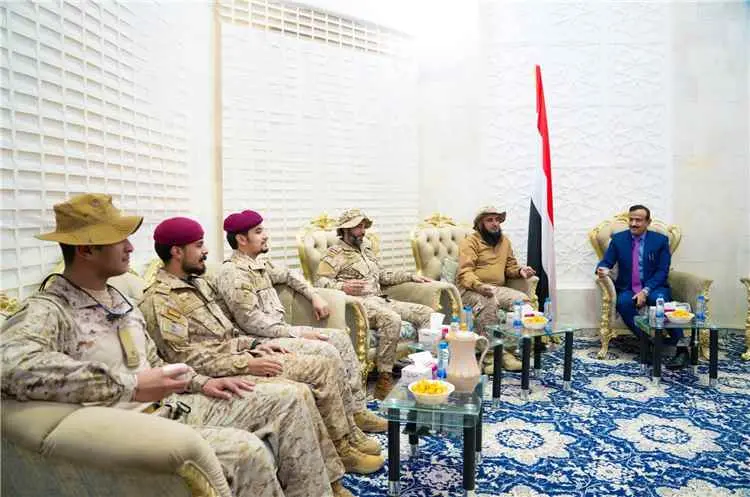 محافظ شبوة وقيادة القوات المشتركة يؤكدان تعزيز الج...