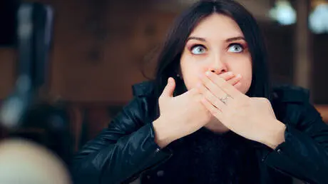 ليست مجرد إزعاج عابر.. أسباب الحازوقة وطرق منزلية...