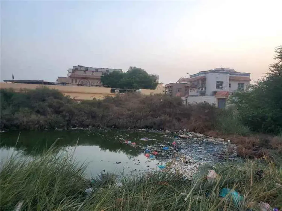 سكان المنصورة بعدن يطالبون بتدخل عاجل لوقف طفح الصرف الصحي وسط تحذيرات صحية