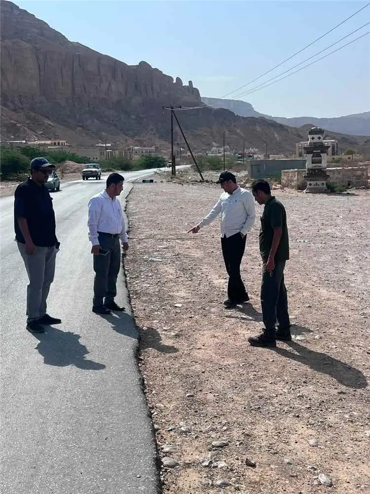 فريق هندسي يعاين أضرار طريق عتق – النقبة