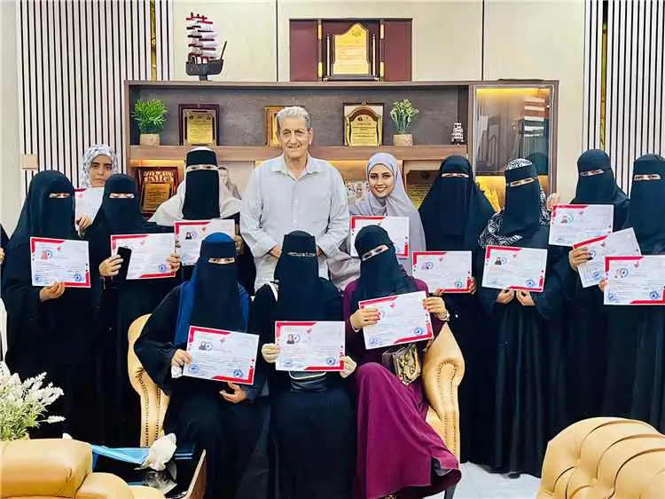 مكتب الصناعة والتجارة بعدن يوزع شهادات التخرج لـ 1...