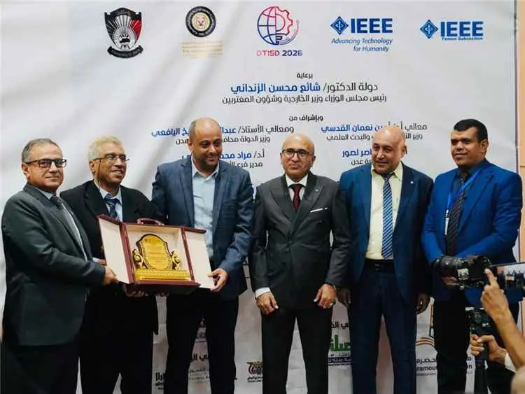 وزارة الاتصالات وتقنية المعلومات تتسلم درع المؤتمر...