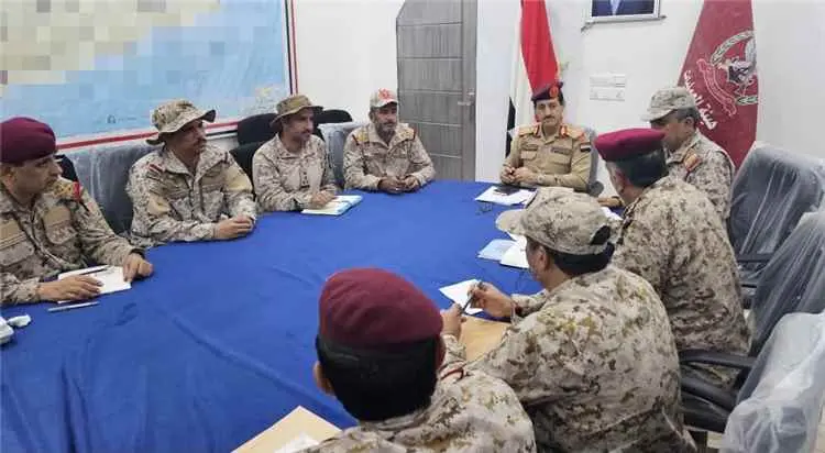 وزير الدفاع يترأس اجتماعا عسكريا للوقوف على تطورات...