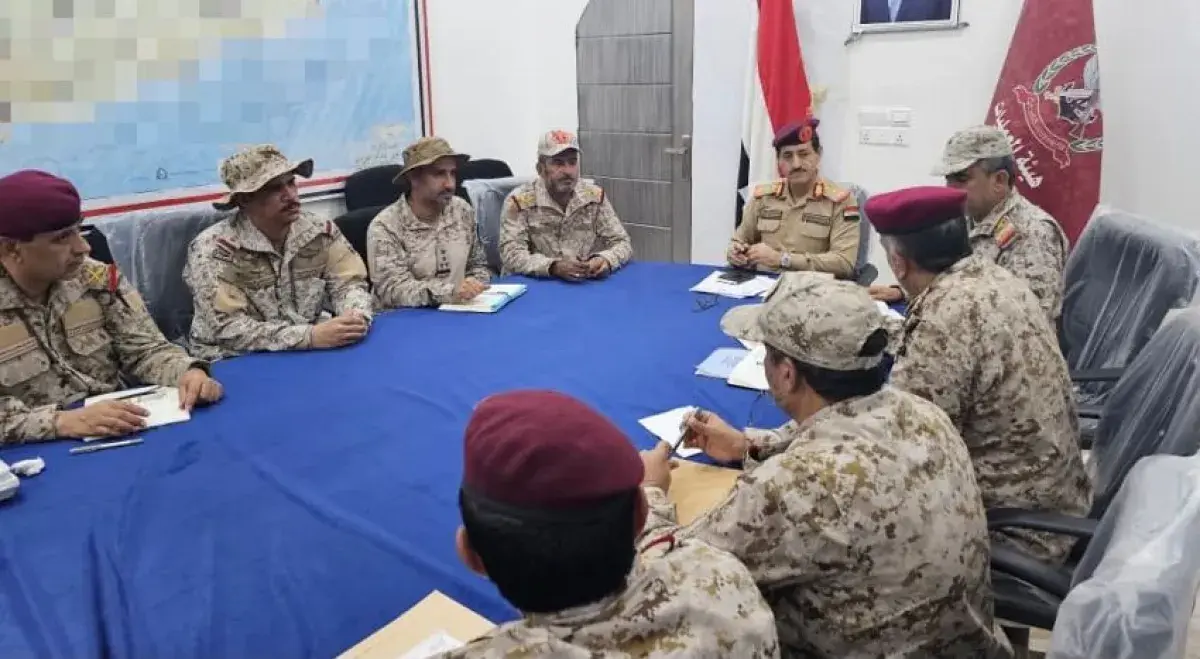 وزير الدفاع اليمني يترأس اجتماعاً عسكرياً هاماً في...
