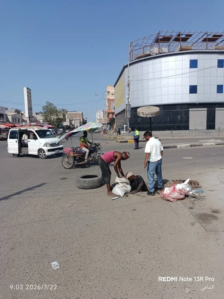 استمرار حملة تنظيف مصارف مياه الأمطار ورفع المخلفا...