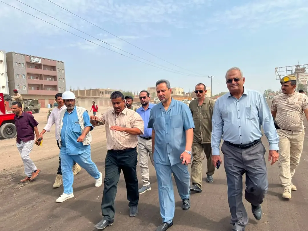 بتوجيهات وزير الأشغال ومتابعة محافظ لحج ..  : بدء أعمال سفلتة طريق الحوطة – نوبة دكيم ضمن مشروع الصيانة الروتينية