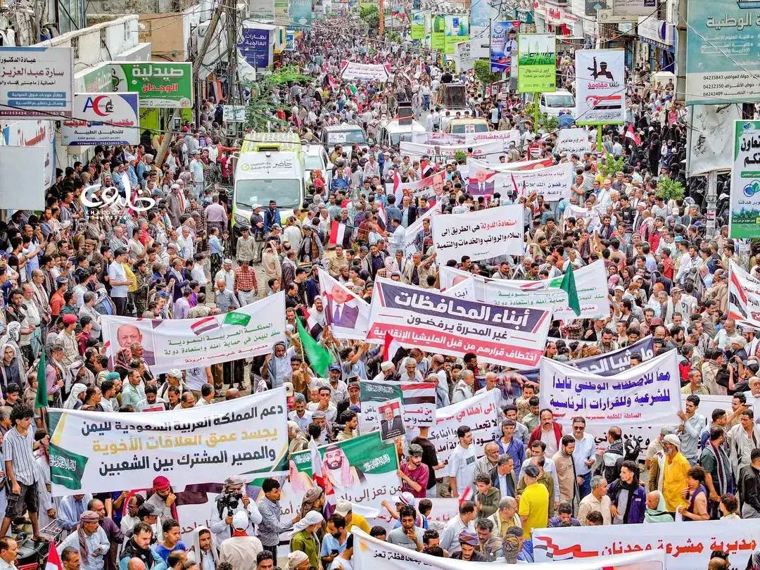 تعز تحتشد عن بكرة أبيها تأييدًا لقرارات رئيس مجلس القيادة الرئاسي الدكتور رشاد العليمي