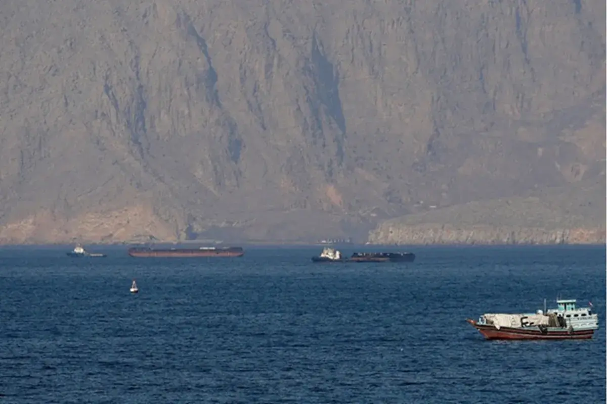 استهداف ناقلتي نفط في البحر الأحمر.. هجمات الحوثيين تكشف تبعيتها لإيران ورفضها مسار السلام