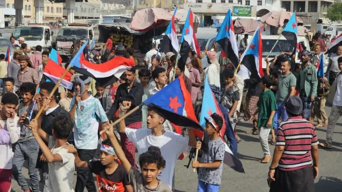 وقفة حاشدة في عدن ترفض الوصاية وتندد بحرب الخدمات
