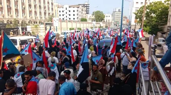 وقفة احتجاجية حاشدة في العاصمة عدن تؤكد صمود شعب ا...
