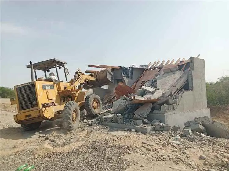 بتوجيهات محافظ أبين.. مكتب الأشغال العامة بزنجبار  يزيل محطة غاز مخالفة داخل حرم مخطط جامعة أبين