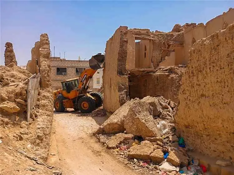 مكتب الأشغال العامة بالشحر يزيل منزلين آيلين للسقو...